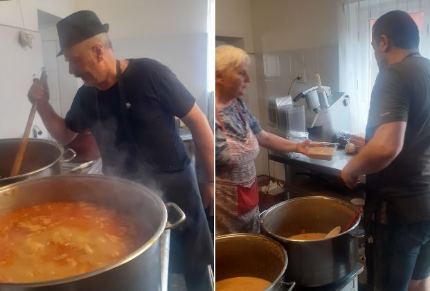 Voluntari ai Asociației Masa Săracilor pregătesc de mâncare pentru cei nevoiași / Foto: Facebook - Masa Săracilor Cluj-Napoca