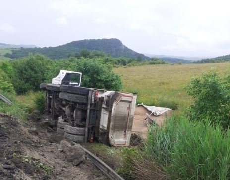 Camion răsturnat în județul Cluj, aproape de localitatea Dumbrava / Foto: ISU Cluj