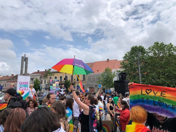 Mii de persoane în Piața Unirii cu ocazia Cluj Pride/ Foto: monitorulcj.ro