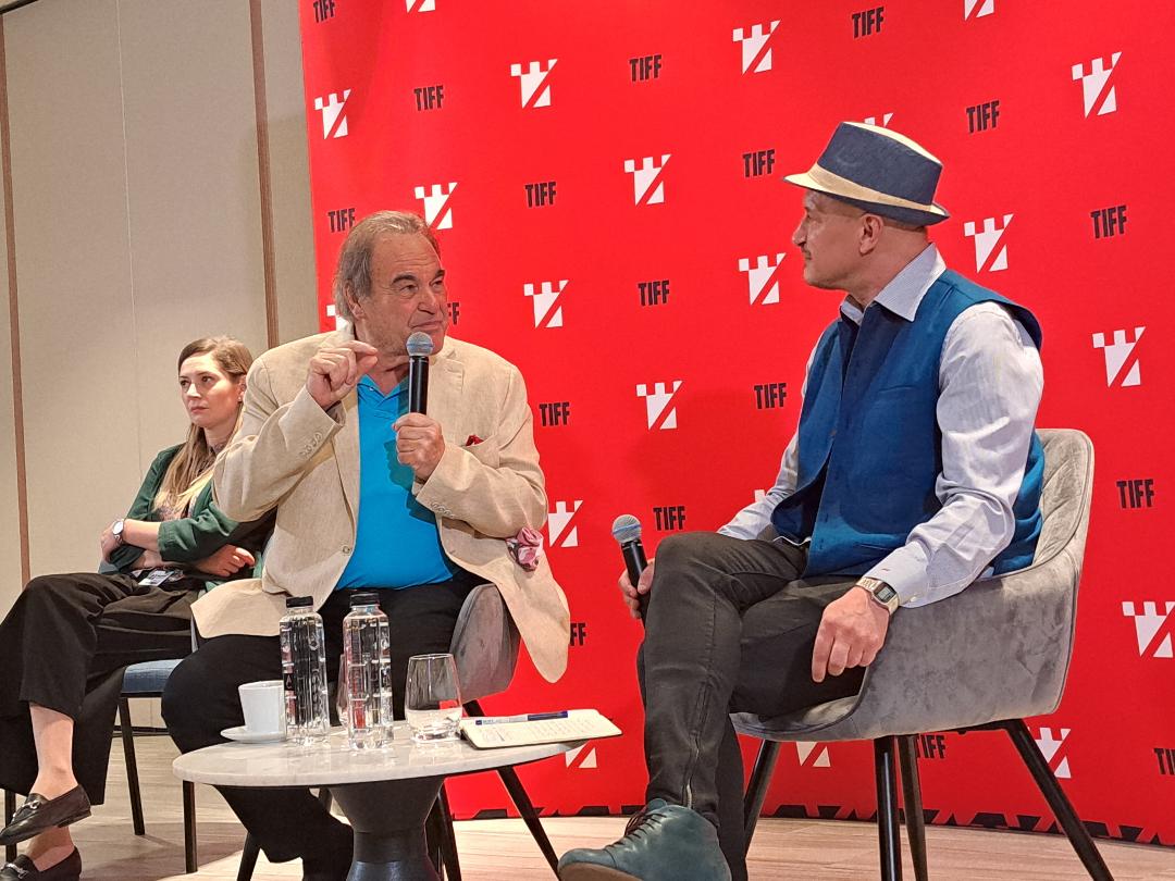 Oliver Stone în discuție cu Mihai Chirilov la Cluj-Napoca în cadrul Festivalului de Film Transilvania. Foto: monitorulcj.ro