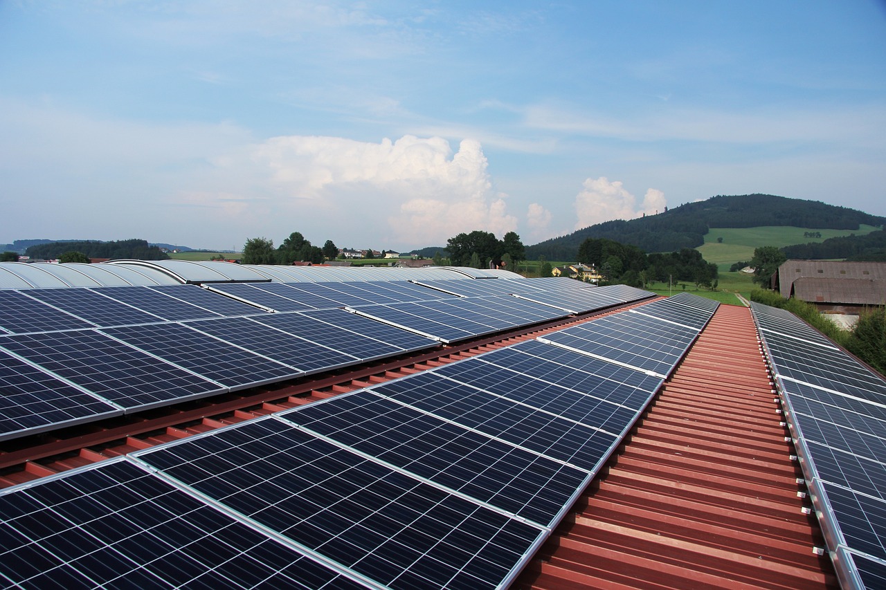 Panouri fotovoltaice pe clădirile Companiei de Apă Someș. FOTO: PIxabay