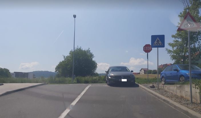 Un șofer clujean și-a parcat mașina lângă semnul „stop” / Foto: Info Trafic Cluj-Napoca