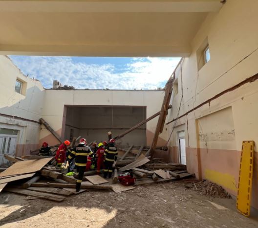 ISU Cluj intervine cu autospeciale și ambulanțe SMURD, după ce tavanul unei clădiri s-a prăbușit peste muncitori/Foto: ISU Cluj