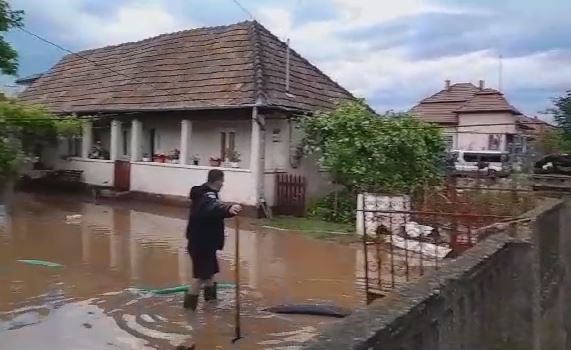 Gospodărie inundată în localitatea Luna, în județul Cluj, în iunie / Foto: ISU Cluj