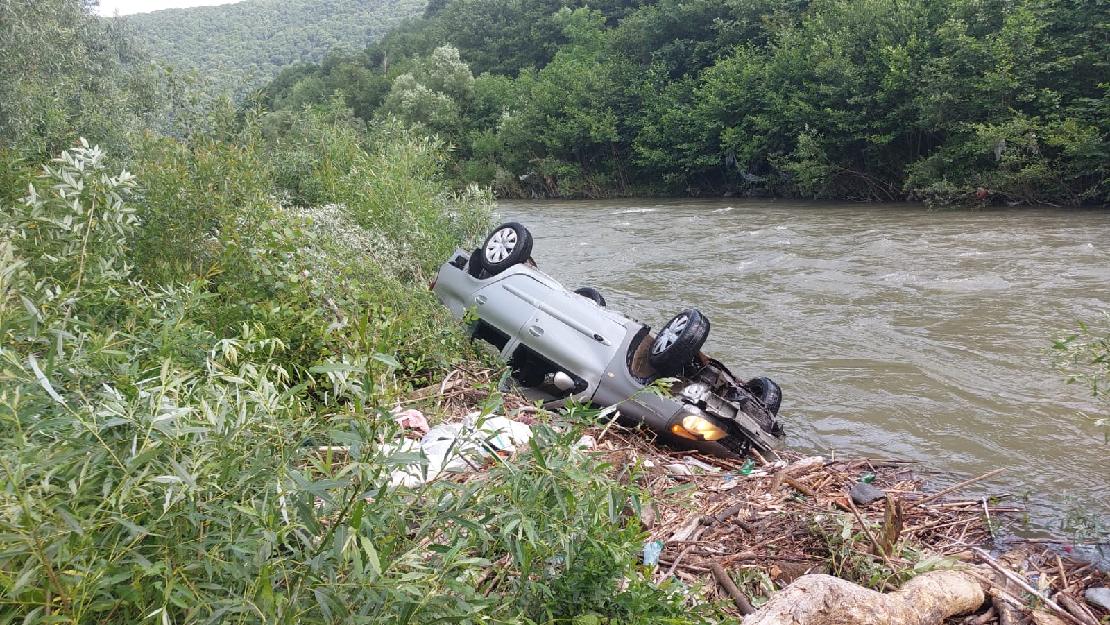 Mașina căzută în râul Arieș/ Foto: ISU Cluj