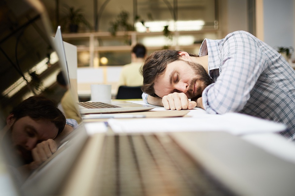 Bărbat care doarme la birou/ Foto: pixabay.com