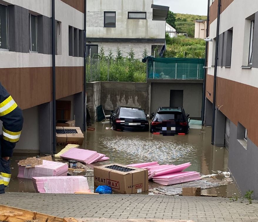 Ploile fac ravagii. Garaj inundat în Cluj-Napoca / Foto: ISU Cluj
