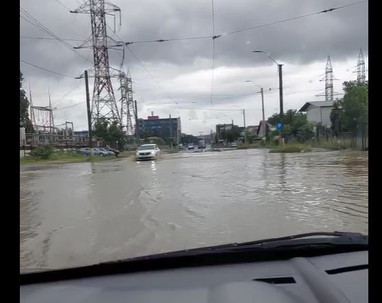 Inundație pe Bulevardul Muncii / Foto: captură ecran - Info Trafic Cluj-Napoca
