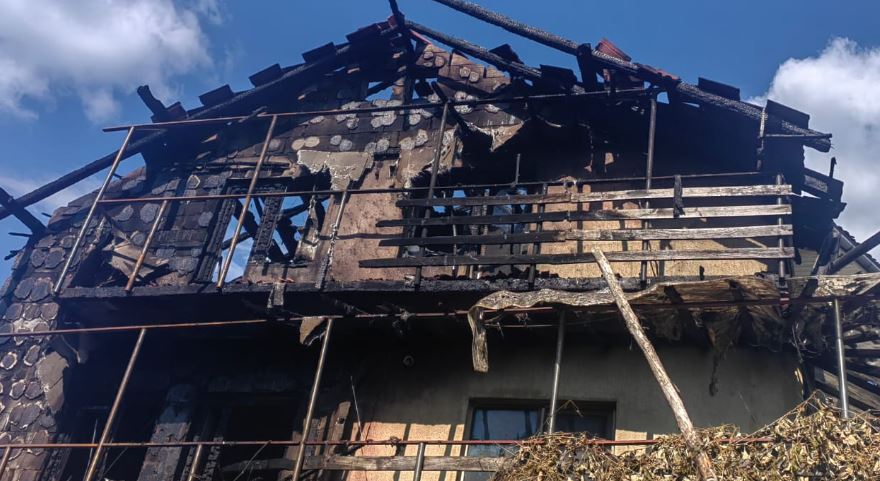 Casă distrusă de flăcări, în Cășeiu. Incendiul ar fi pornit de la un scurtcircuit/foto: ISU Cluj