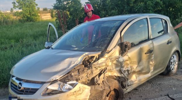 Accident rutier cu victime, în Turda. Trei autoturisme implicate, una dintre mașini s-a răsturnat/Foto: ISU Cluj