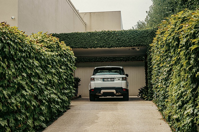 Land Rover în garaj/ Foto: pixabay.com