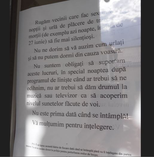 Afișul pus la intrare în bloc, unde locatarii s-au săturat de zgomotele făcute de un cuplu / Foto: cititor monitorulcj.ro