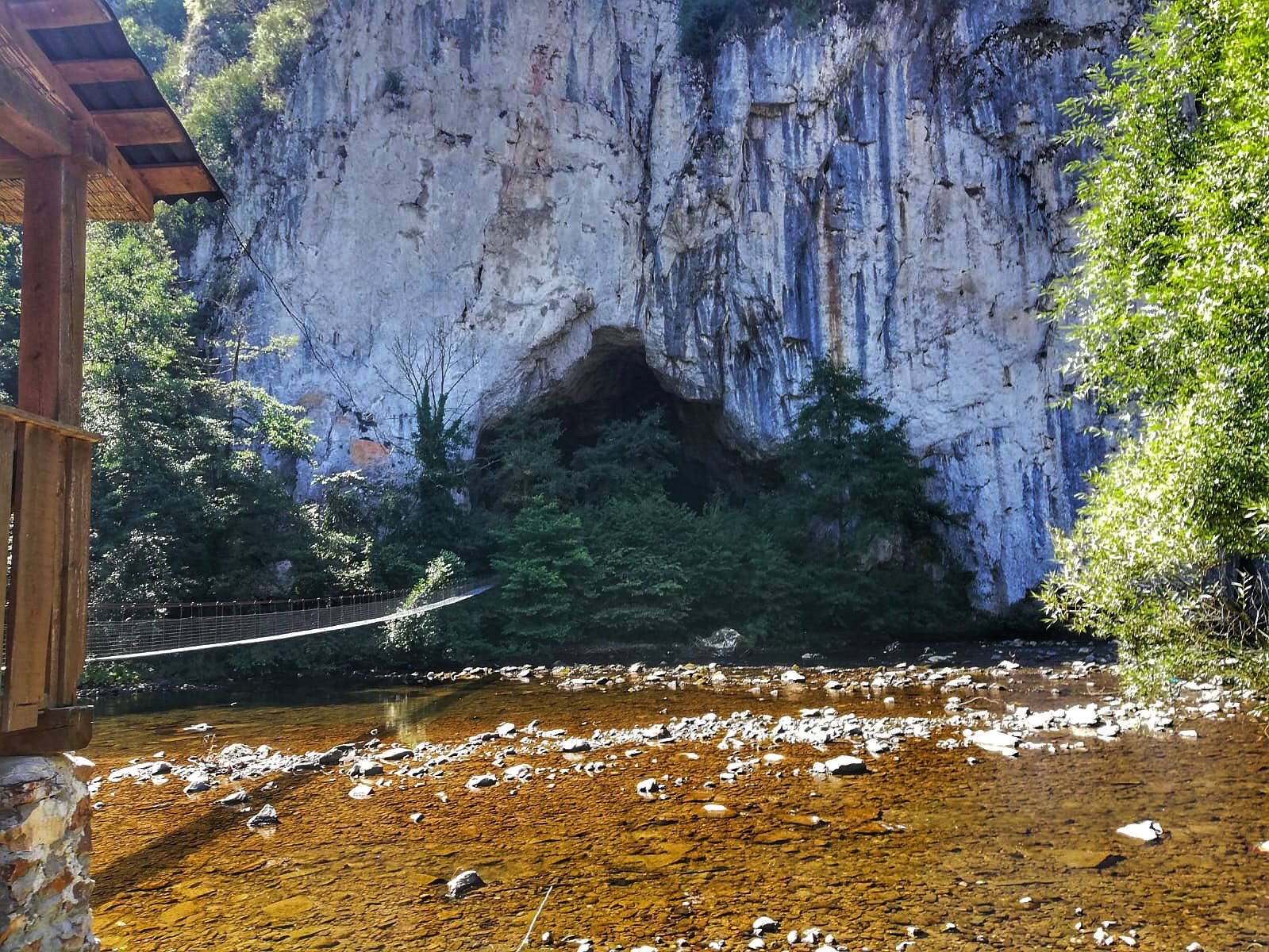 Intrarea în Peștera Unguru Mare, printr-un portal gigantic / Foto: monitorulcj.ro