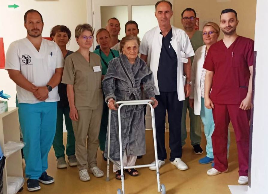 Pacienta Elisabeta și medicii care au tratat-o / Foto: SCJU Cluj - Facebook