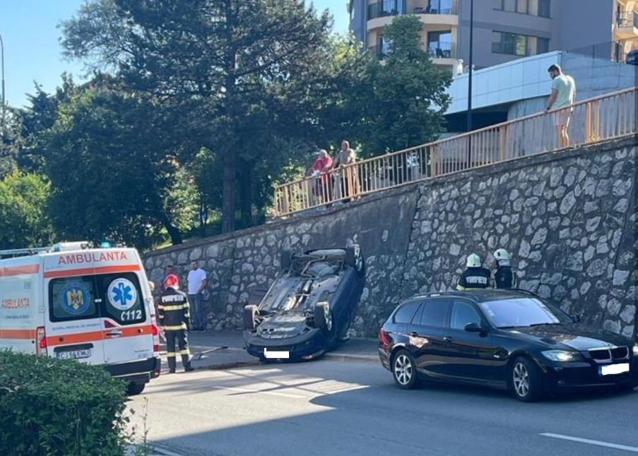 Accident rutier în zona podului N, din Mănăștur. Un autoturism s-a răsturnat în urma impactului/Foto:  Info Trafic Cluj-Napoca Facebook.com