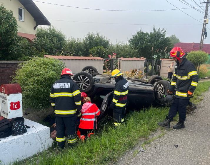 Accident rutier în localitatea Fundătura, din județul Cluj. Două victime au avut nevoie de îngrijiri medicale/Foto: ISU Cluj