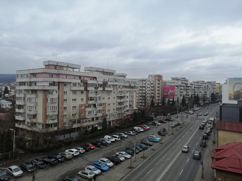 Vedere de ansamblu Calea Mănăștur din Cluj, blocuri și trafic. Foto: monitorulcj.ro