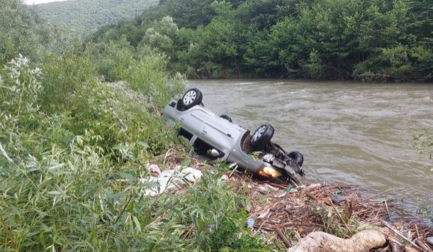 Clujeanul care a căzut cu mașina în râul Arieș, găsit mort / Foto: ISU Cluj