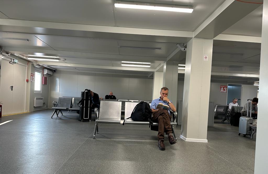 Terminale provizorii la Aeroportul Internațional Cluj până la finalizarea lucrărilor de extindere a terminalului plecări. Foto: monitorulcj.ro