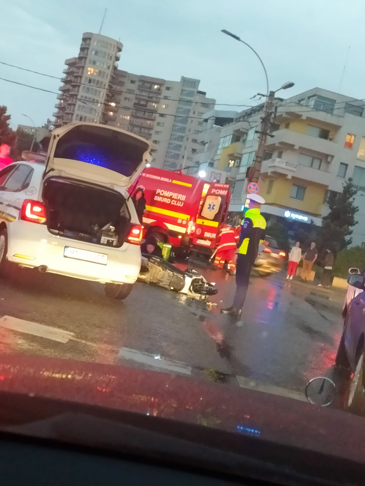 Motociclist, lovit de mașină pe strada Observatorului - FOTO: Info Trafic Cluj-Napoca