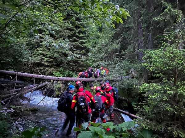 n grup de turiști din Ungaria a solicitat ajutor prin 112 după ce s-au abătut de la traseul marcat și au ajuns în cea mai periculoasă râpă din Munții Rodnei/ Foto: Salvamont Borșa - Facebook