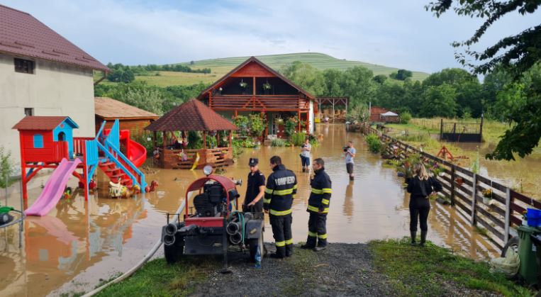 Gospodărie inundată. Intervenție în localitatea Lita / Foto: ISU Cluj