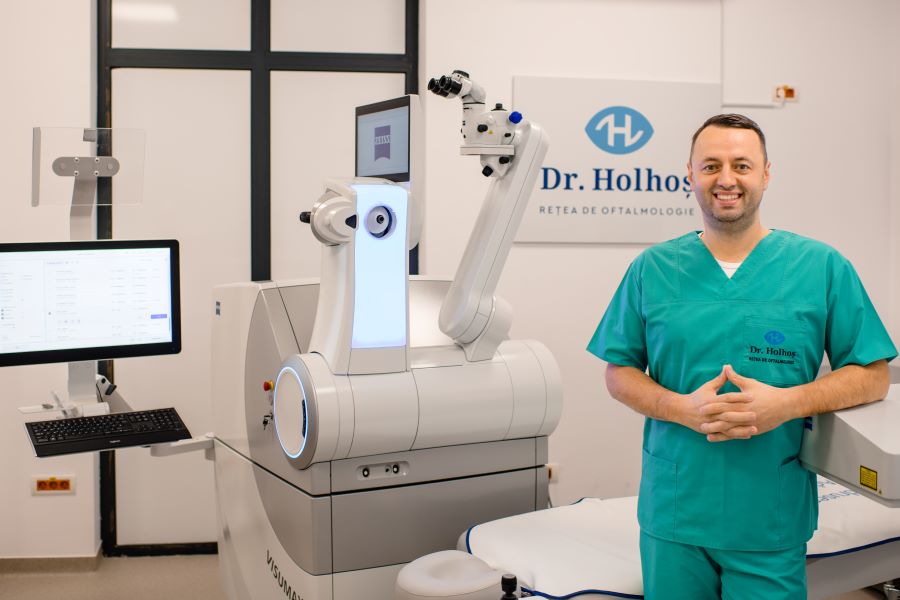 Dr. Teodor Holhoș, singurul chirurg din Transilvania care efectuează această intervenție, la clinica sa din Cluj-Napoca