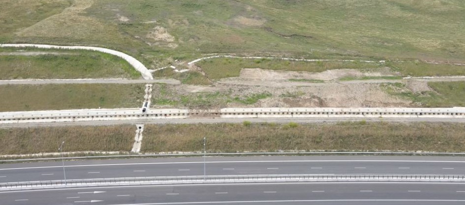 Alunecare de teren pe Autostrada Sebeș-Turda. Foto: ziarulunirea.ro