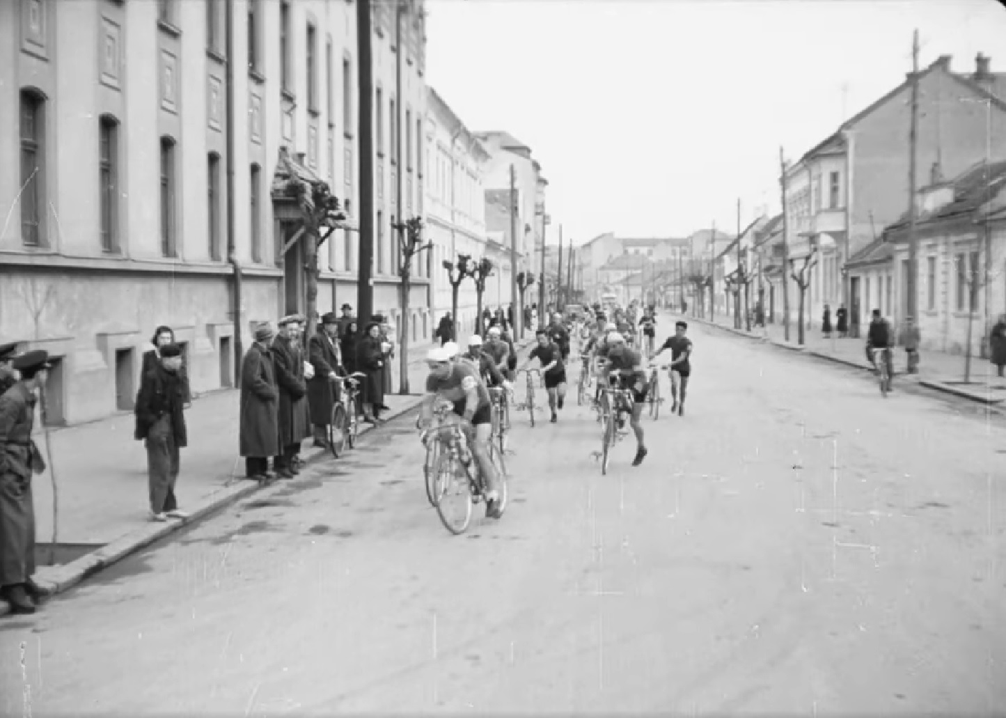 Campionatul Republican de Ciclocros, desfășurat la Cluj-Napoca în anul 1954. FOTO: Captură ecran - video încorporat