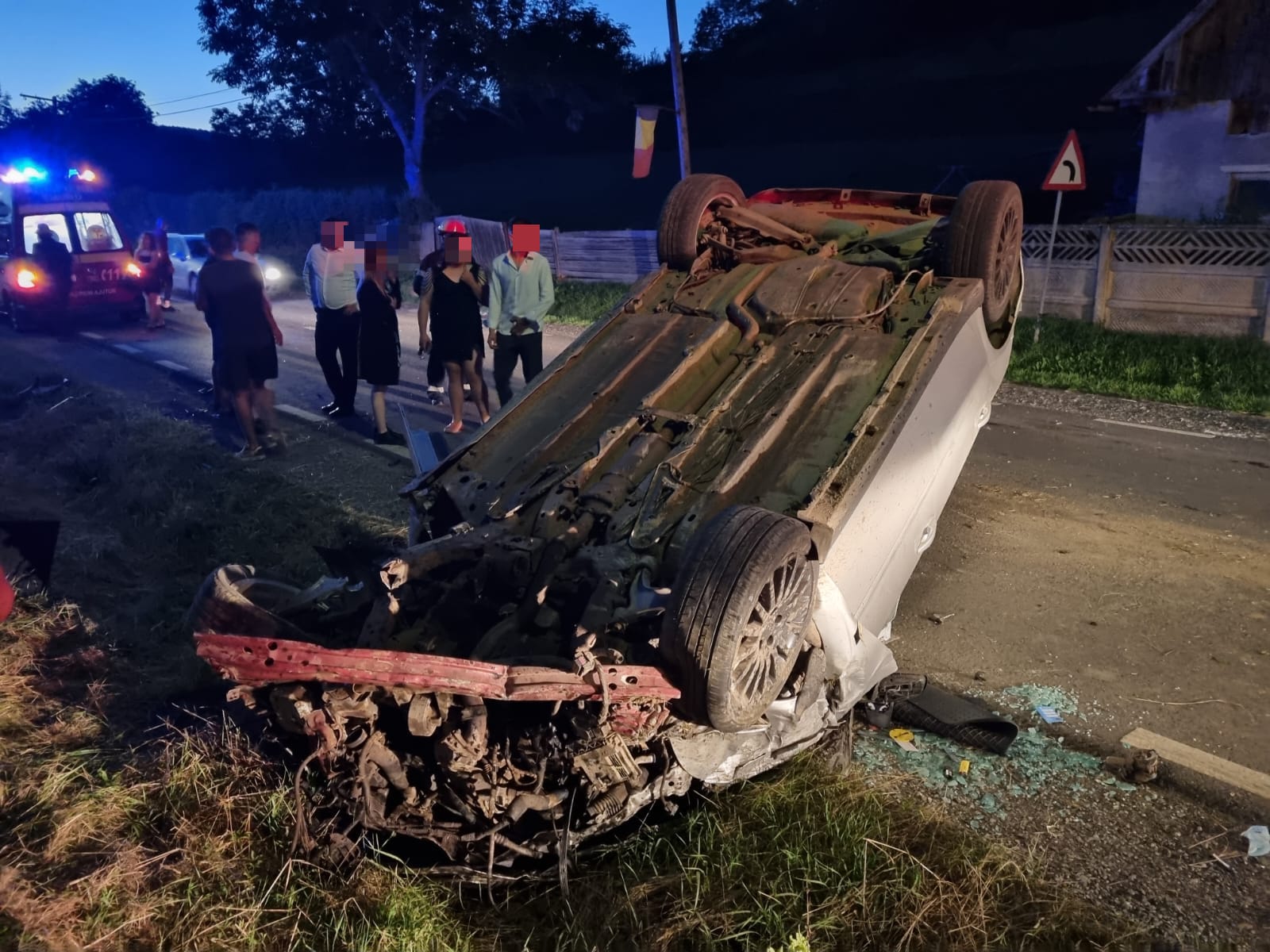 Mașină răsturnată în comuna Mociu. Un tânăr de 20 de ani a ajuns la spital - FOTO: ISU Cluj