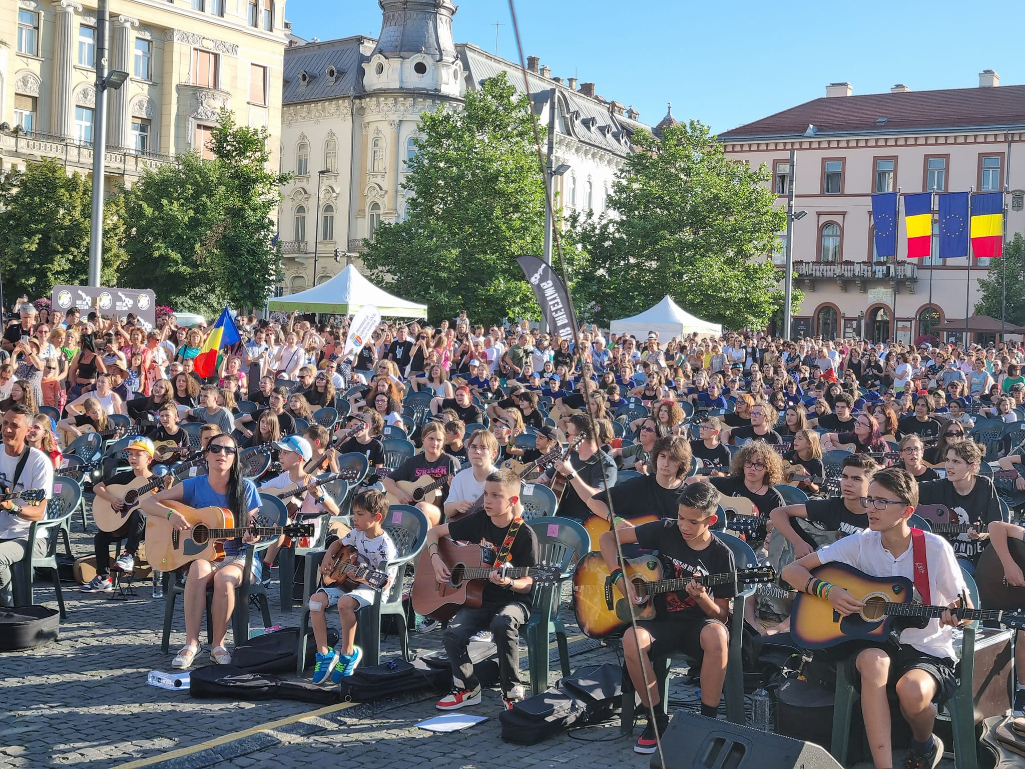 Inedit: 400 de chitariști au cântat simultan, în Piața Unirii. FOTO: Facebook/ Mircea Baniciu