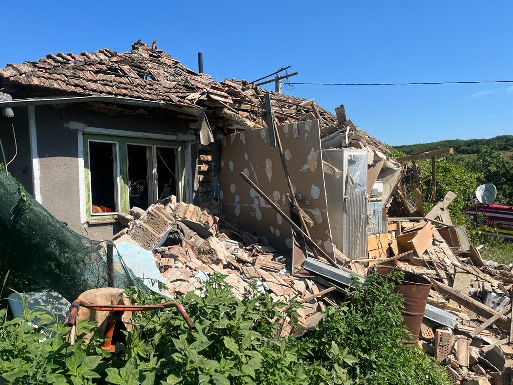 Explozie la o casă din localitatea Băița, județul Cluj. FOTO: ISU Cluj