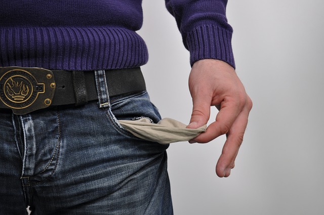 Persoană fără bani în buzunar/ Foto: pixabay.com