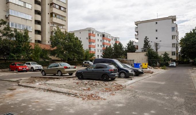 Tot mai puține locuri disponibile în cartiere pentru construcția de parkinguri supraterane/Foto: Emil Boc Facebook.com