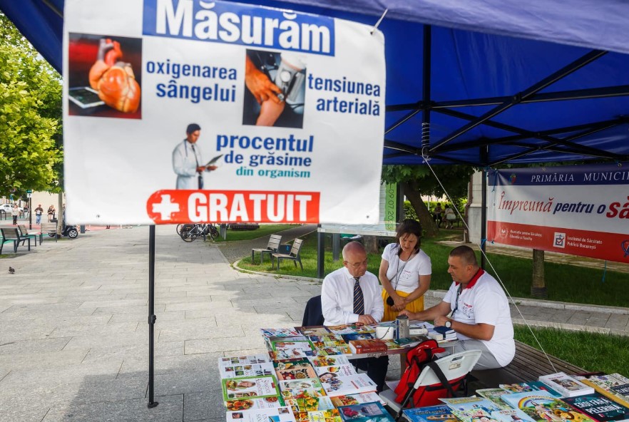 Verificare gratuită a stării de sănătate, la un stand din Piața Lucian Blaga / Foto: Facebook - Emil Boc
