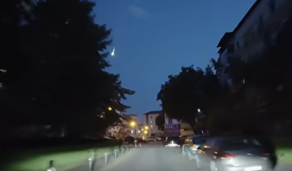 Meteoritul a fost surprins de o cameră de bord/ Foto: captură ecran video Florian Motorgeanu - Facebook