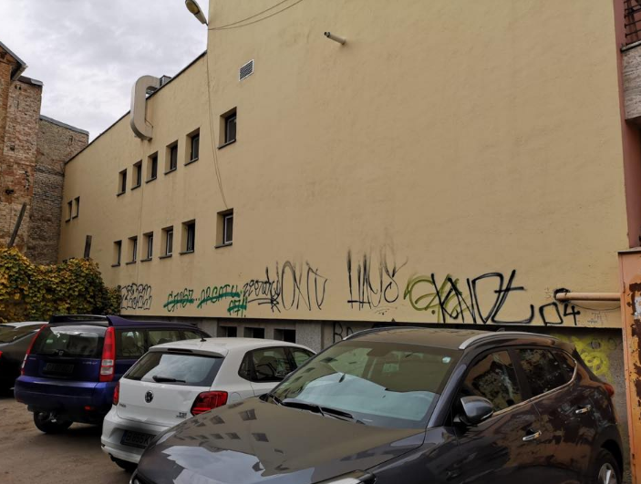 Mai multe persoane au fost amendate de Poliția Locală pentru desene de tip graffiti într-un parking din Cluj/Foto: Emil Boc Facebook.com
