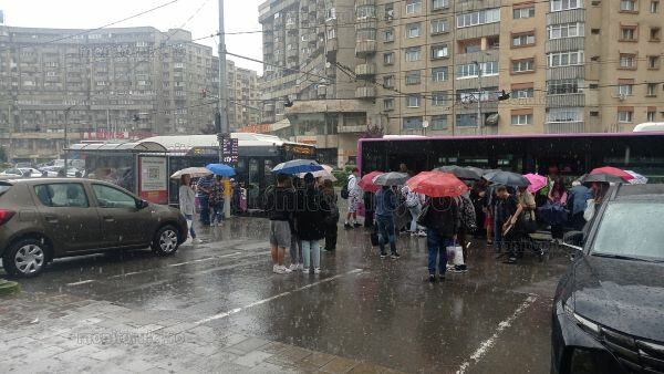 Oameni cu umbrele în Mărăști/ Foto: monitorulcj.ro