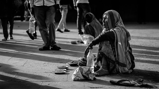 Persoană care stă la cerșit/ Foto: pixabay.com