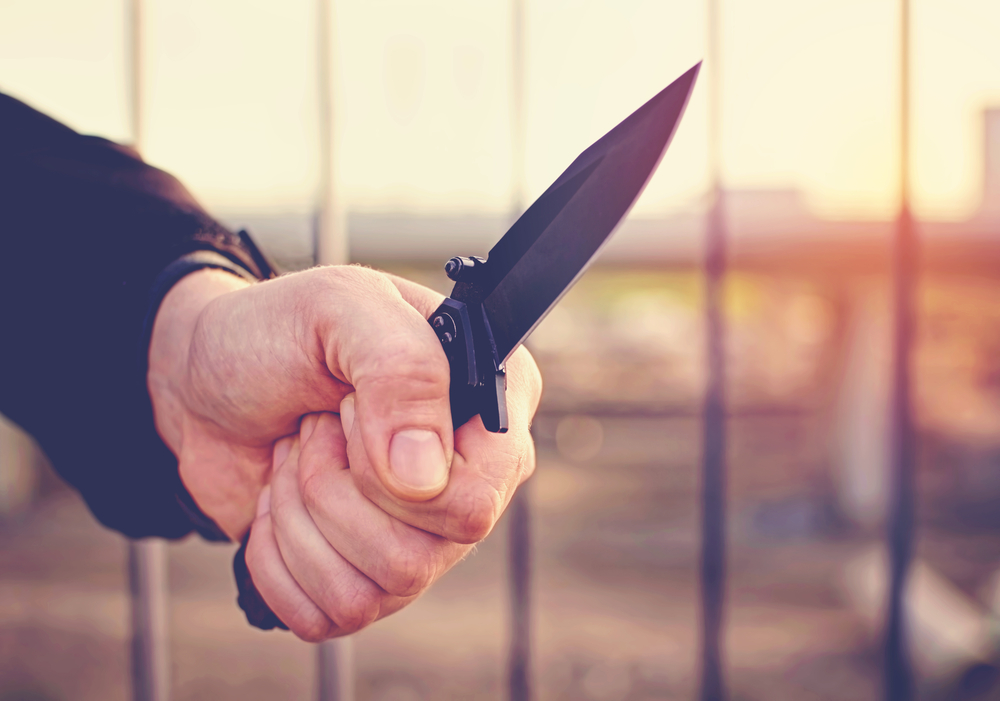 Persoană care ține un cuțit în mână/ Foto: depositphotos.com