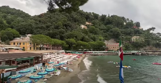 Plaja din Italia în care trebuie să plătești 225 euro pentru două șezlonguri și o umbrelă / Foto: captură video YouTube - Zona IT