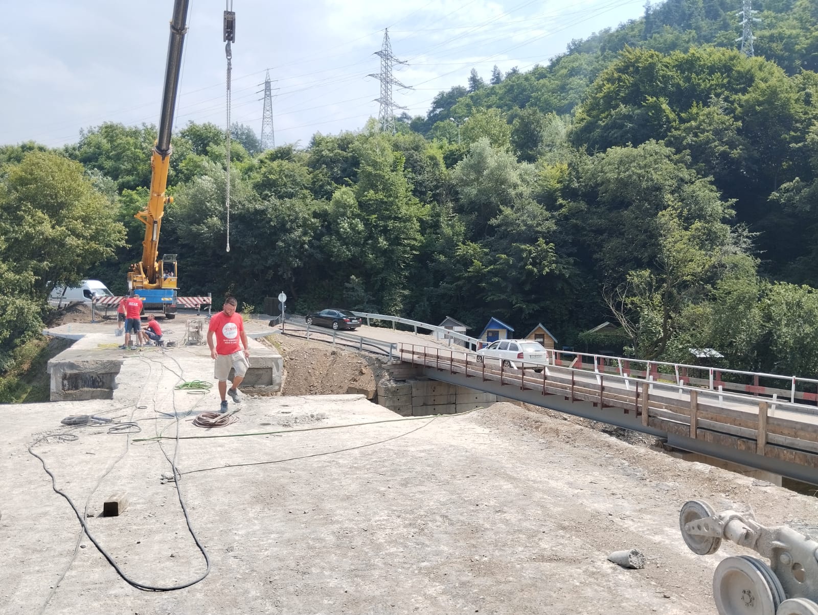A început demolarea vechiului pod din localitatea Someșul Rece. FOTO: CJ Cluj