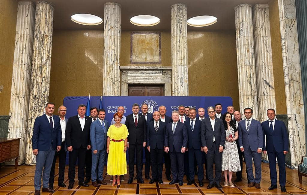 Prim-ministrul Marcel Ciolacu, întâlnire cu reprezentanții Asociației Municipiilor din România. FOTO: Facebook/ Emil Boc