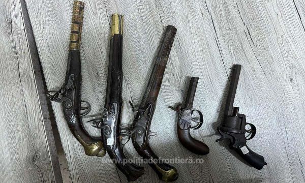 Mai multe puşti şi pistoale au fost descoperite la intrarea în ţară prin Vama Nădlac II/ Foto: politiadefrontiera.ro