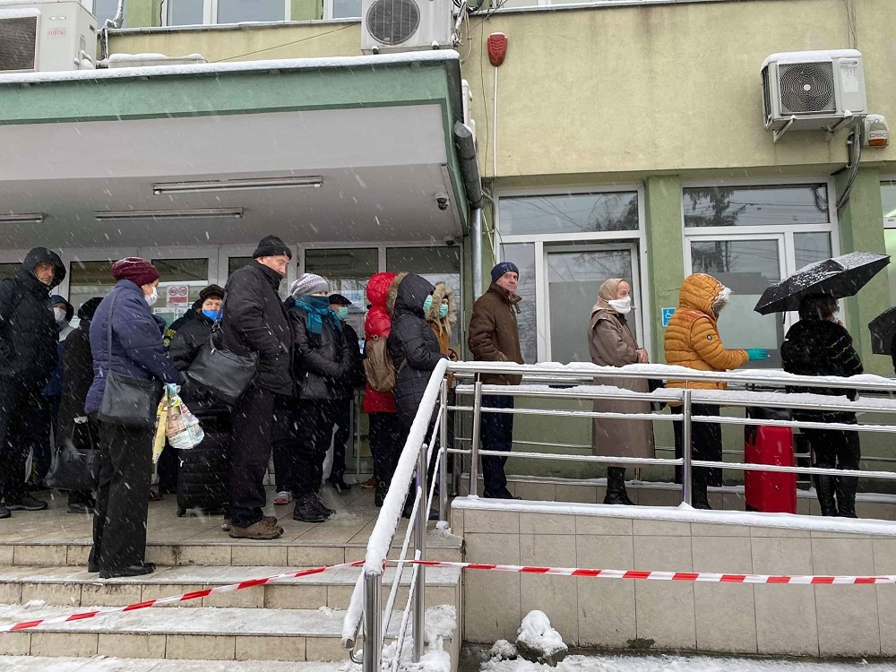 Pacienții cu cancer stau la cozi imense la Institutul Oncologic din Cluj-Napoca în timpul pandemiei. Foto: arhivă Facebook Emanuel Ungureanu