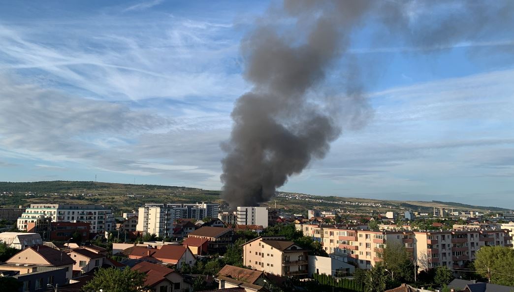 Incendiu violent la o hală din Cluj-Napoca/Foto: monitorulcj.ro