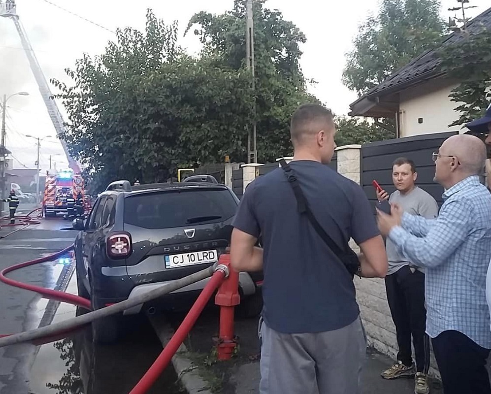 Primarul Emil Boc s-a deplasat în Mărăști, pe strada Luncii, unde a avut loc un incendiu puternic. Foto: Facebook Emil Boc