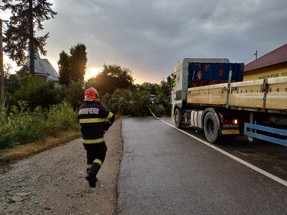 Intervenție a pompierilor clujeni pentru eliberarea carosabilului din cauza arborilor căzuți în urma unei furtuni. Foto: ISU Cluj