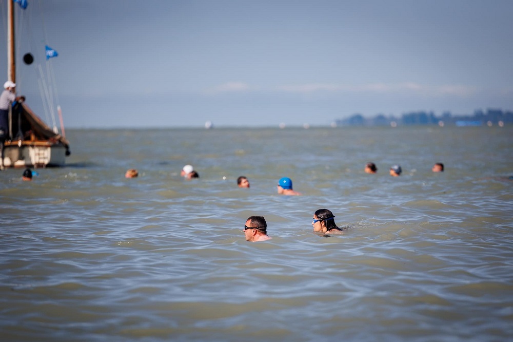 Katalin Novák a parcurs înot distanța de 5,2 kilometri pe Lacul Balaton, însoțită de bodyguarzii ei. Foto: Facebook Novák Katalin
