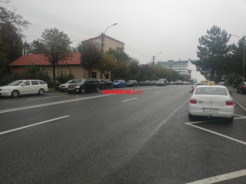 Strada Observatorului din cartierul Zorilor este sufocată de mașini. Foto: monitorulcj.ro